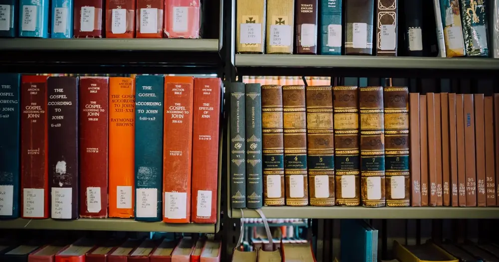 Estante de biblioteca com volumes encadernados de direito
